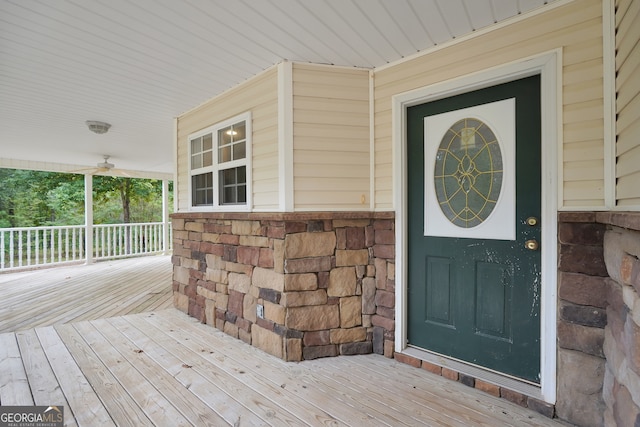 doorway to property with ceiling fan