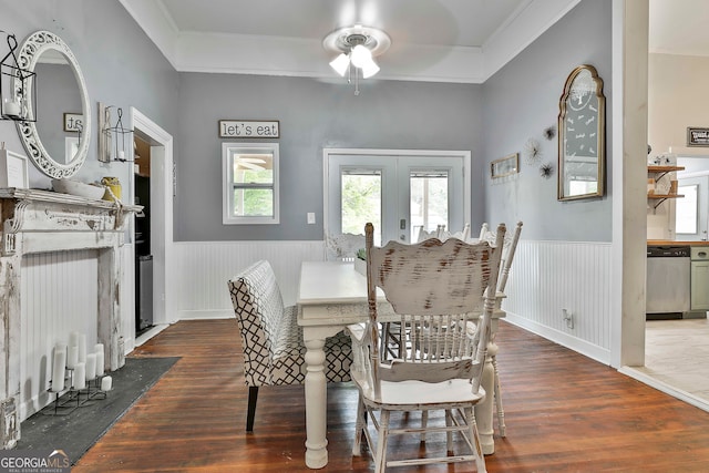 dining room with ceiling fan, dark hardwood / wood-style floors, and crown molding