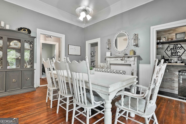 dining area with ceiling fan, dark hardwood / wood-style floors, and crown molding