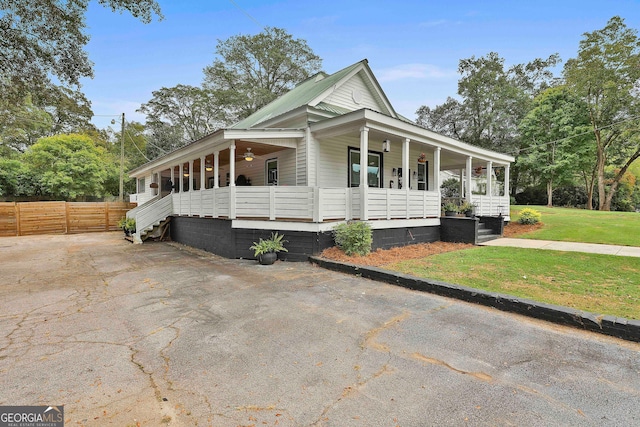 country-style home featuring a porch and a front yard