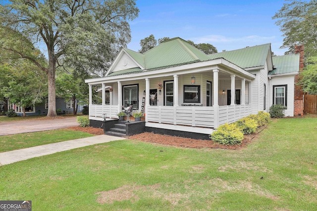 view of front of property featuring covered porch and a front yard