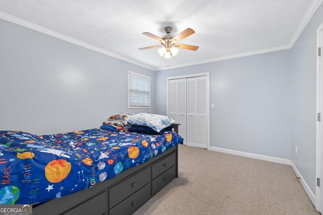 carpeted bedroom featuring ceiling fan, ornamental molding, and a closet