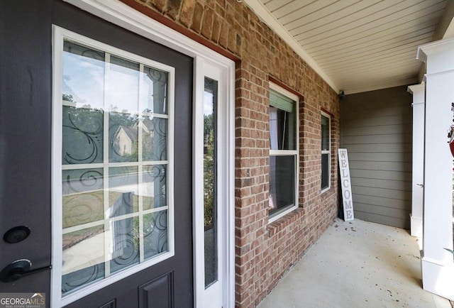 doorway to property with covered porch