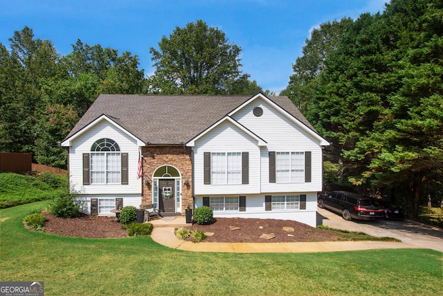 split foyer home with a front yard