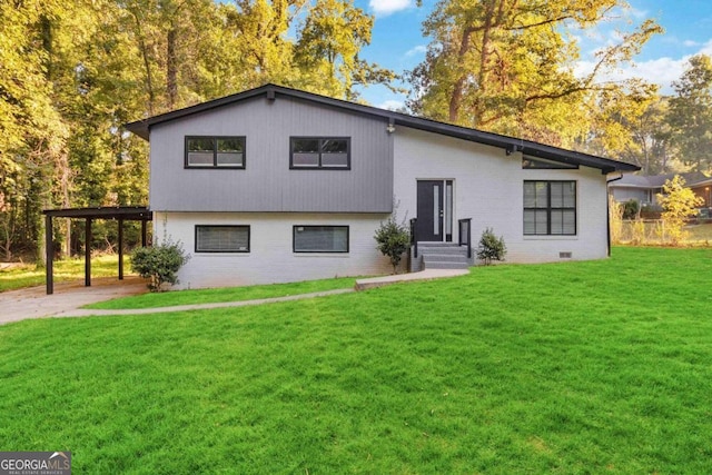 view of front facade with a front lawn