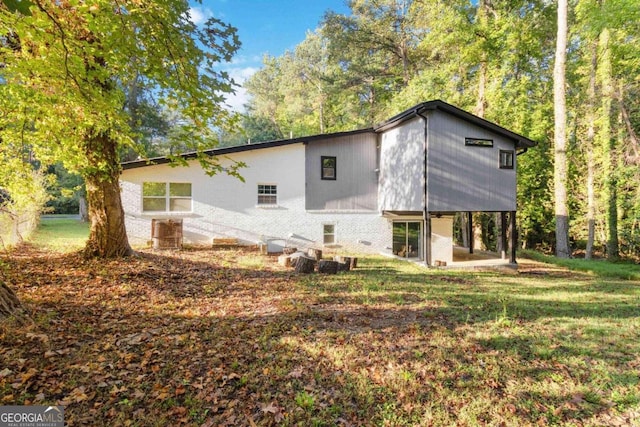 rear view of house featuring a yard