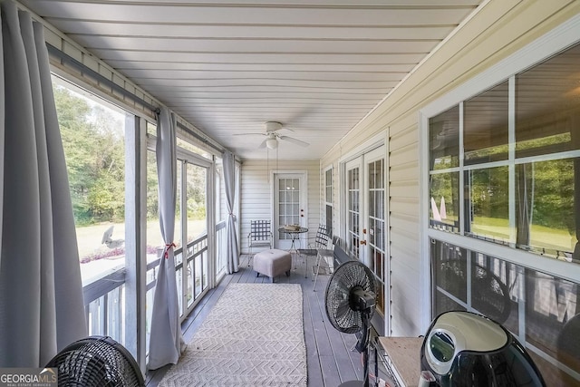 sunroom featuring ceiling fan