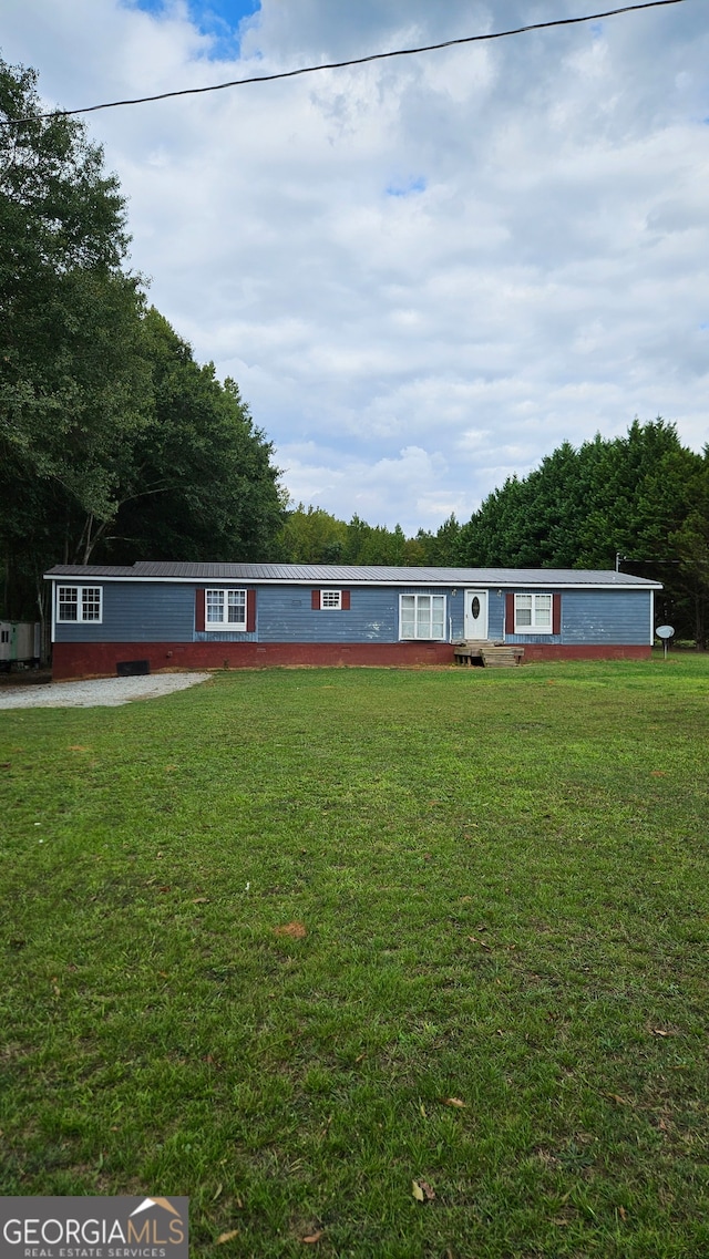 view of front of house featuring a front lawn