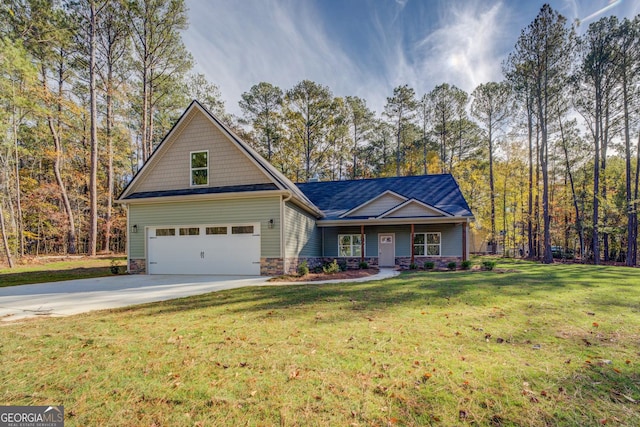 view of front of property featuring a front yard