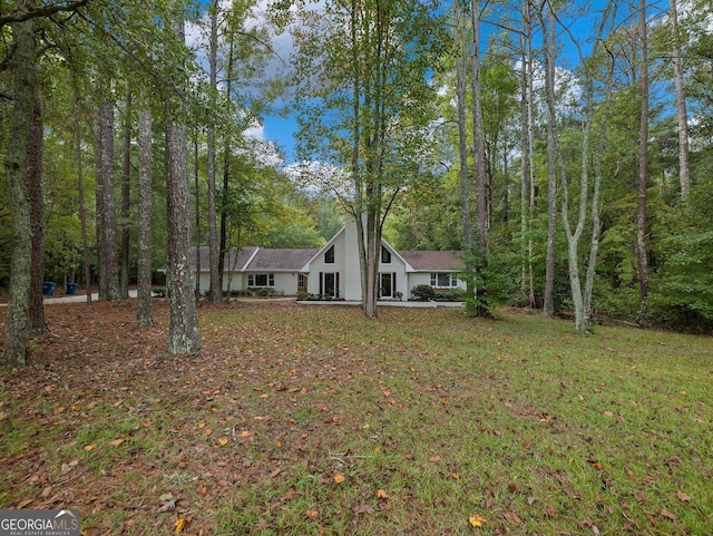 single story home with a front yard