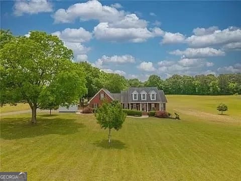 view of front of house featuring a front lawn