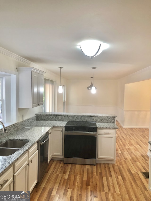 kitchen featuring light wood-type flooring, crown molding, decorative light fixtures, stainless steel appliances, and kitchen peninsula