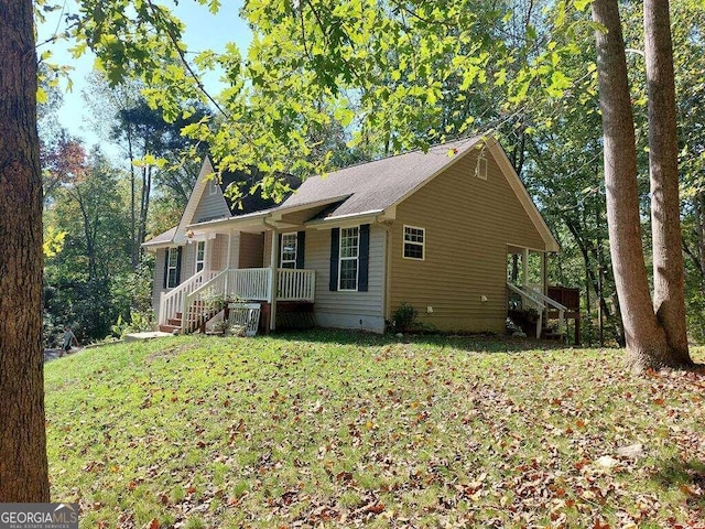 single story home featuring a porch and a front lawn