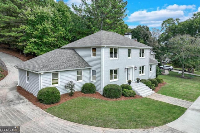 view of front of house featuring a front lawn