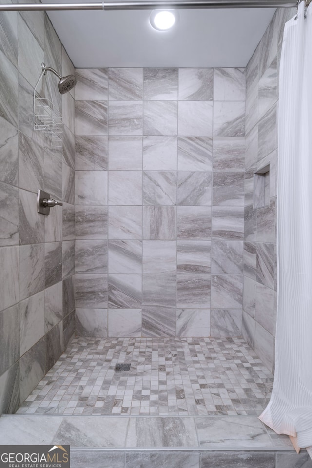 bathroom featuring a shower with shower curtain