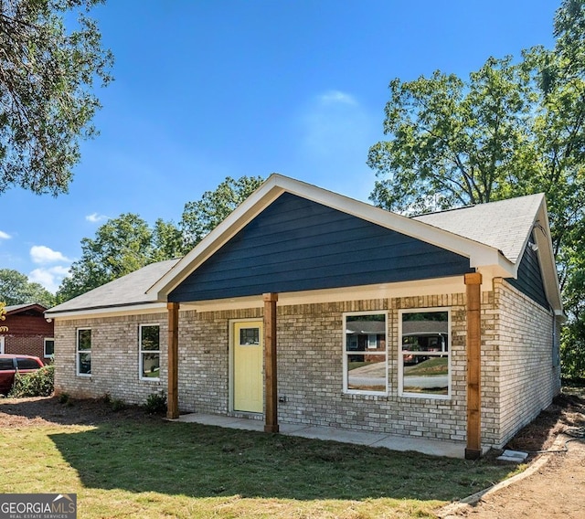 view of front of home with a front yard