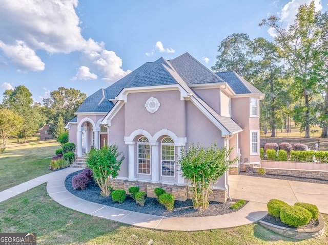 view of front of house featuring a front yard