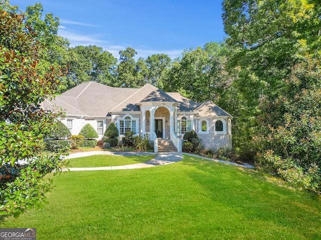 view of front of property featuring a front lawn