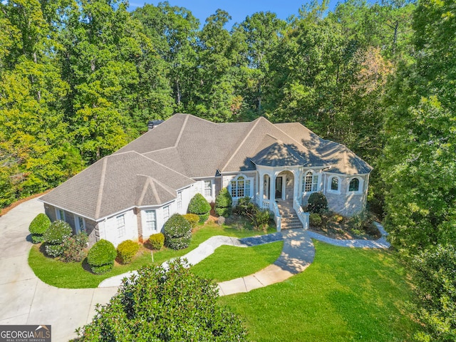 view of front of house featuring a front lawn