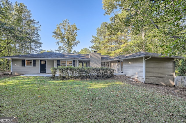 view of front facade featuring a patio and a front yard