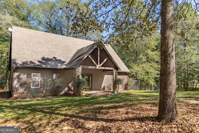 view of front of home with a front lawn