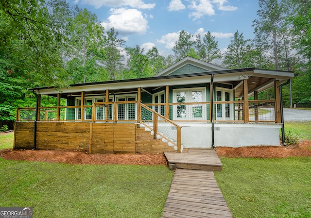 view of front of home with a front yard and ceiling fan