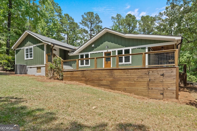 exterior space featuring a front yard