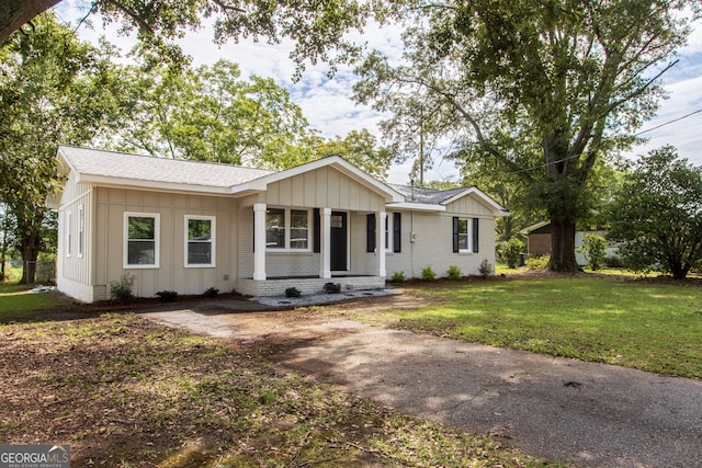 single story home featuring a front yard