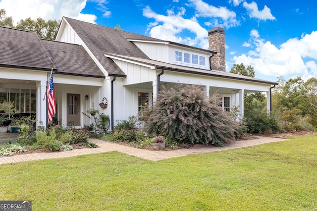 view of front facade featuring a front yard and covered porch