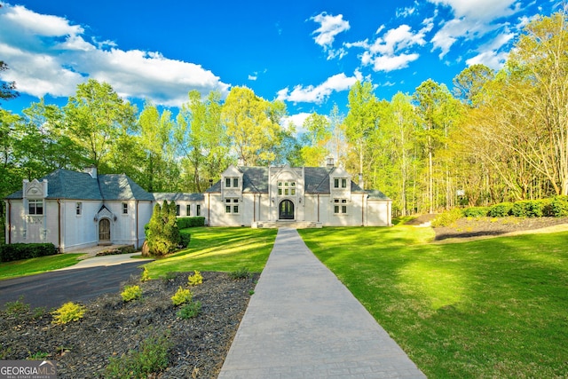 view of front of property featuring a front lawn