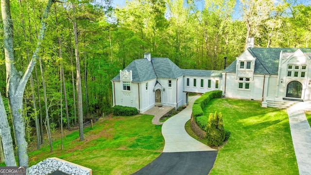 view of front of property featuring a front yard