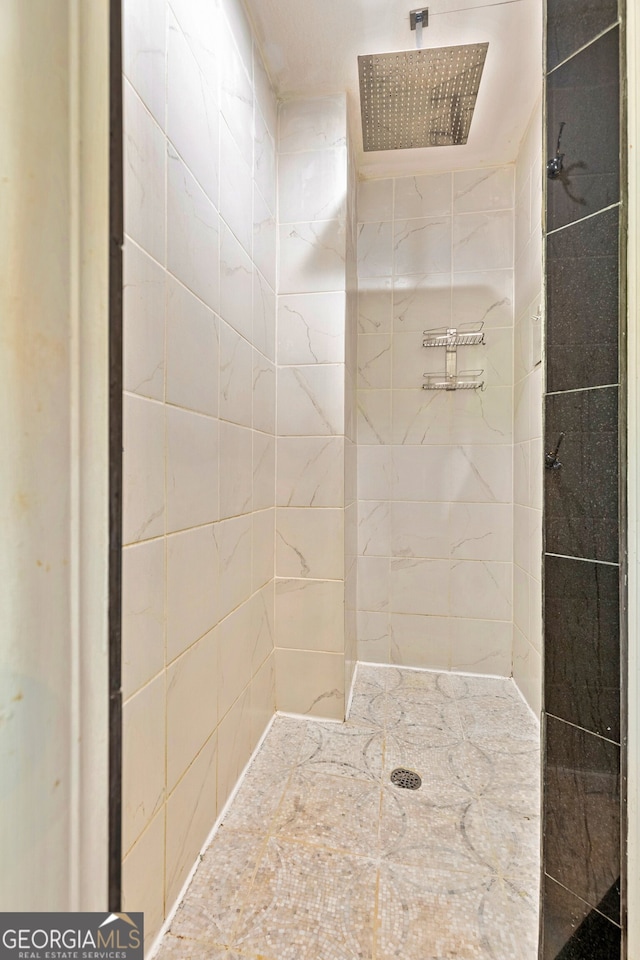 bathroom featuring a tile shower