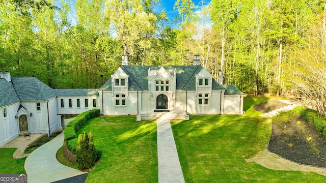 view of front of property with a front lawn