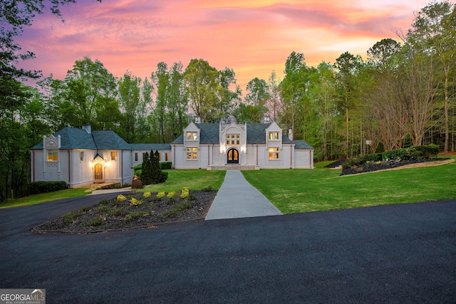 view of front of property featuring a yard