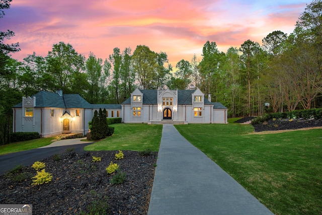 view of front of house featuring a yard and a garage