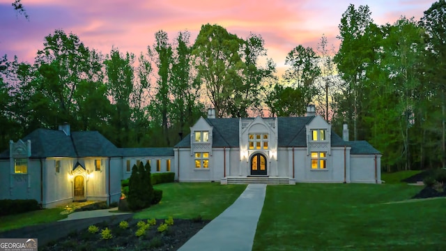 view of front of house featuring a yard