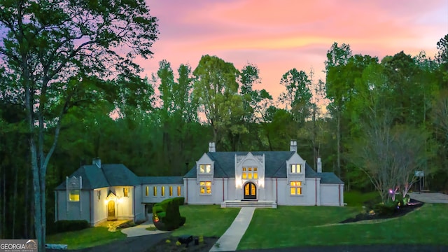 view of front of home featuring a lawn