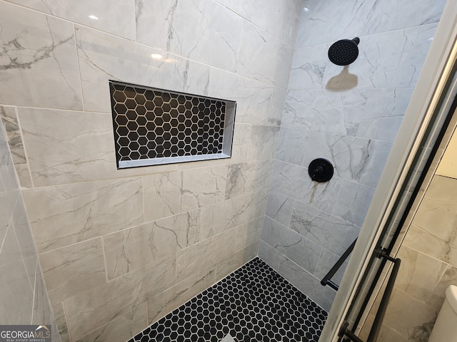 bathroom featuring a tile shower