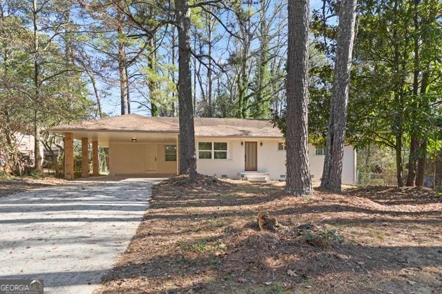 view of front of property featuring a carport