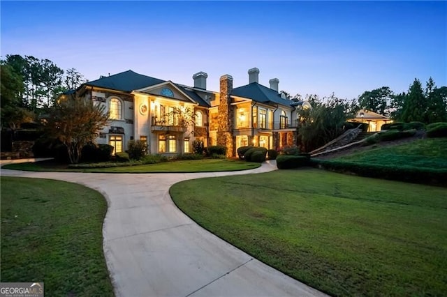 view of front facade featuring a lawn