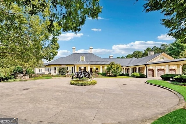 view of front facade featuring a garage