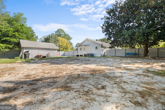 view of yard featuring an outbuilding