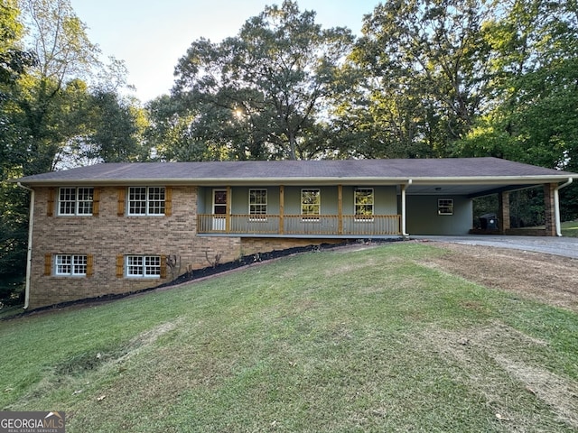 view of front of property featuring a front yard and a carport