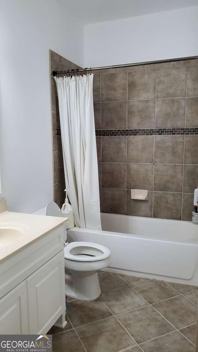 full bathroom featuring vanity, toilet, tile patterned floors, and shower / tub combo