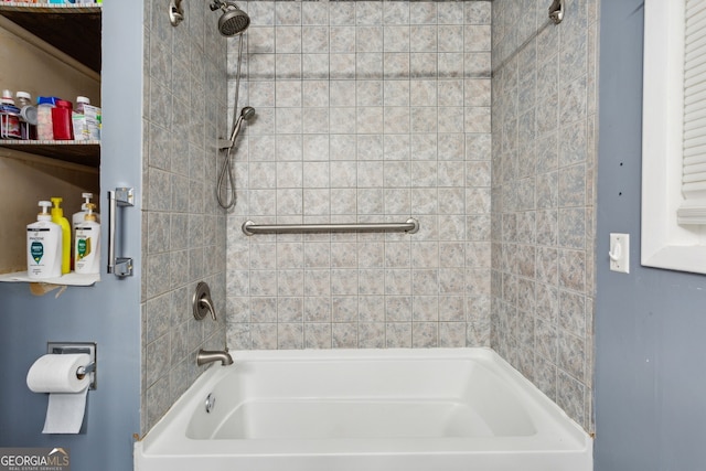 bathroom with tiled shower / bath