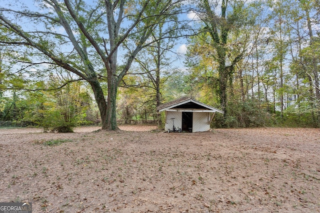 view of yard with a shed