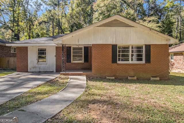 view of front of home featuring a front yard