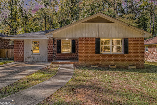 view of front of home featuring a lawn