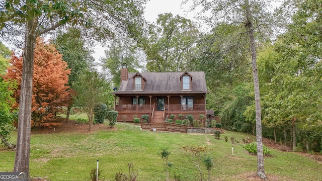 view of front of property featuring a front yard and a porch