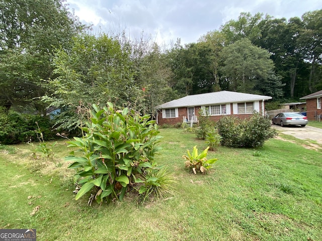 view of front facade with a front yard